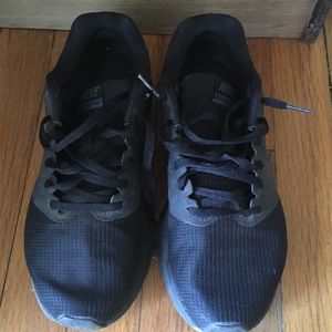 8.5 ALL BLACK NIKE SNEAKERS